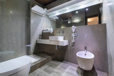 Shine Albayzín — bathroom