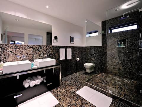 DysArt Boutique Hotel — bathroom