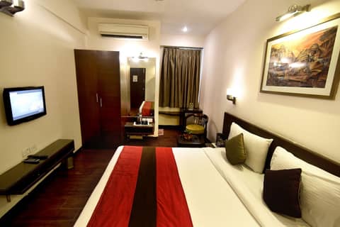 Crystal Inn — hotel room