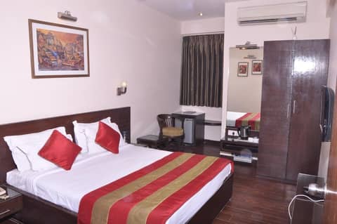 Crystal Inn — hotel room