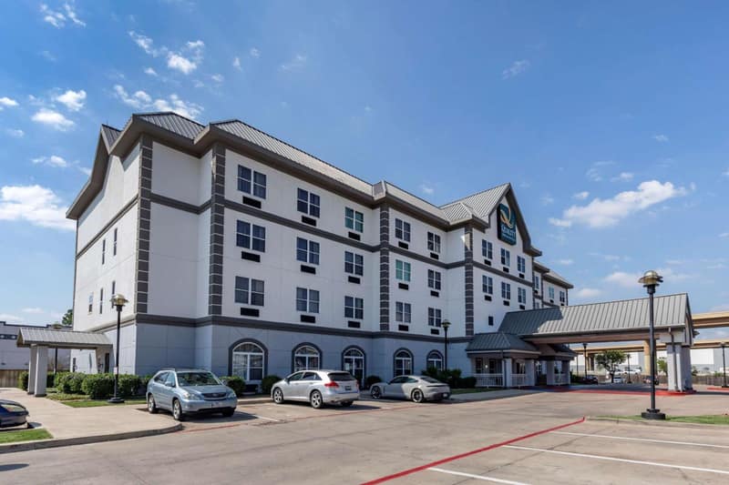 Quality Inn & Suites I-35 E-Walnut Hill — building