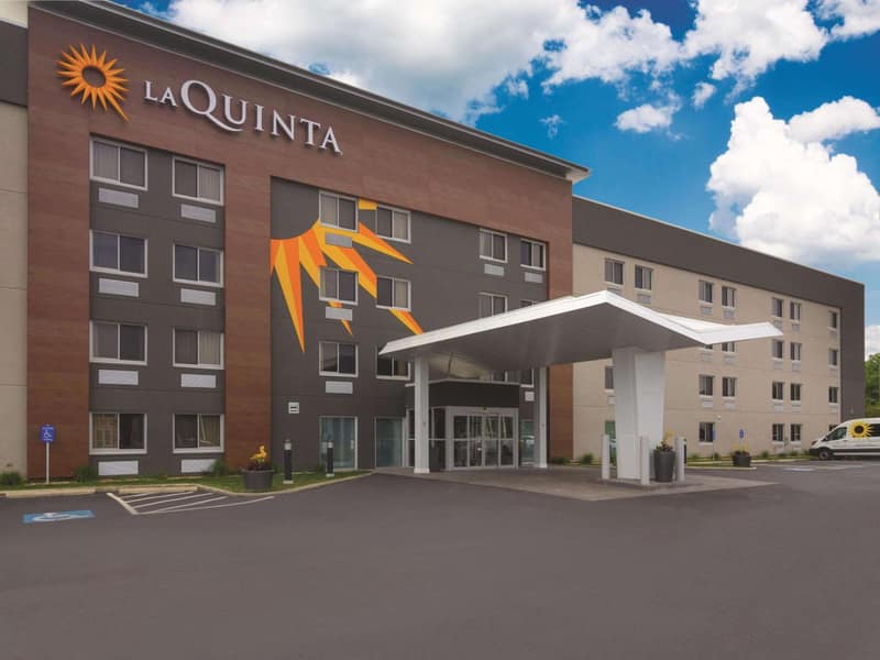 La Quinta Inn & Suites by Wyndham Cleveland - Airport North — building