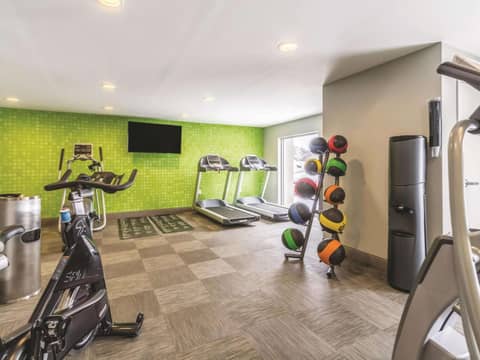 La Quinta Inn & Suites by Wyndham Cleveland - Airport North — photo 2