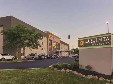 La Quinta Inn & Suites by Wyndham Cleveland - Airport North — photo 3