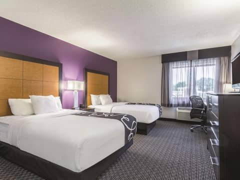 La Quinta Inn & Suites by Wyndham Cleveland - Airport North — photo 4