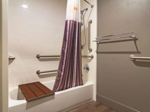 La Quinta Inn & Suites by Wyndham Cleveland - Airport North — photo 5