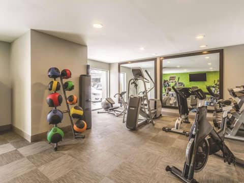 La Quinta Inn & Suites by Wyndham Cleveland - Airport North — photo 7