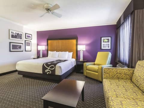 La Quinta Inn & Suites by Wyndham Cleveland - Airport North — photo 8