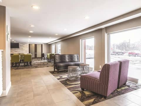 La Quinta Inn & Suites by Wyndham Cleveland - Airport North — photo 9