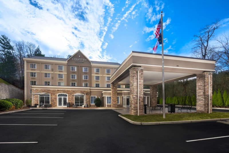 La Quinta Inn & Suites by Wyndham Downtown Asheville — building
