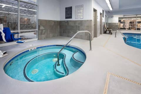 La Quinta Inn & Suites by Wyndham Downtown Asheville — photo 5