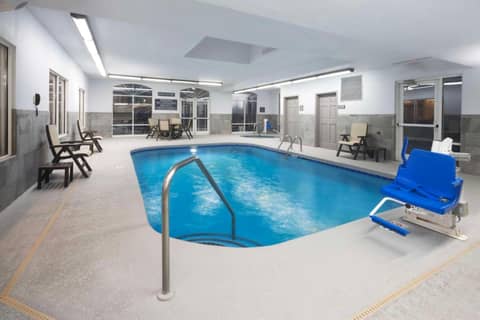 La Quinta Inn & Suites by Wyndham Downtown Asheville — photo 8
