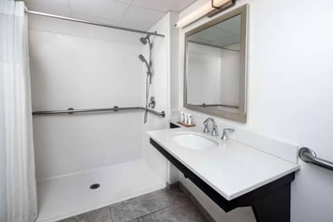 La Quinta Inn & Suites by Wyndham Downtown Asheville — photo 9