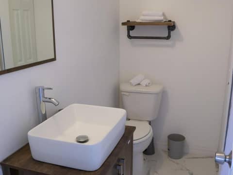 Mi Casa Es Tu Casa, Airport Suites — bathroom