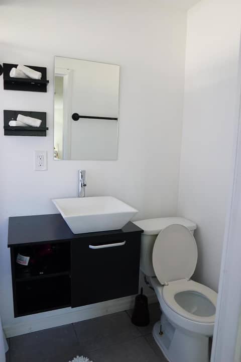 Mi Casa Es Tu Casa, Airport Suites — bathroom