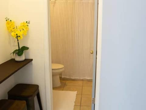 Mi Casa Es Tu Casa, Airport Suites — bathroom