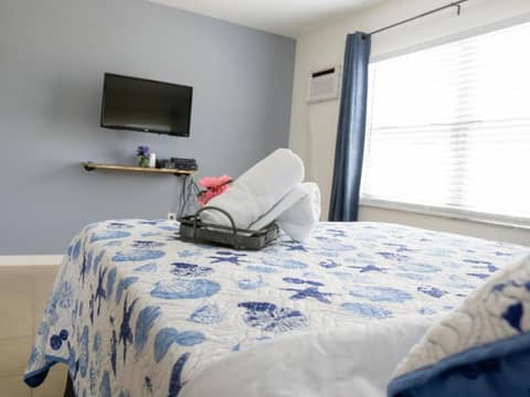Mi Casa Es Tu Casa, Airport Suites — hotel room