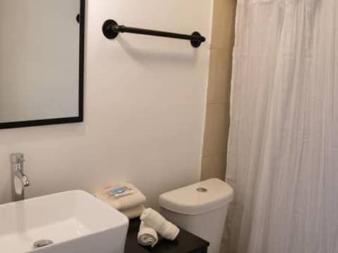 Mi Casa Es Tu Casa, Airport Suites — bathroom