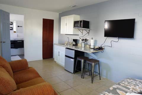 Mi Casa Es Tu Casa, Airport Suites — hotel room
