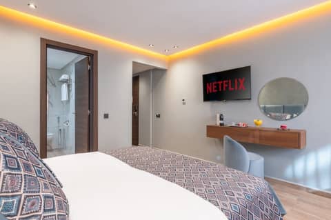 Swiss Continental Hôtel — hotel room