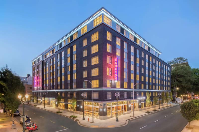 Hampton Inn And Suites By Hilton Portland-Pearl District — building