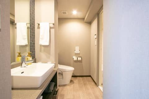 Minn Kasai — bathroom