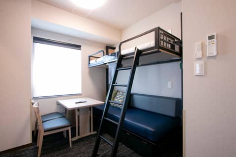 Minn Kasai — hotel room