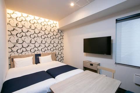 Minn Kasai — hotel room
