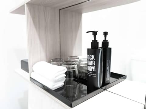 ibis Sydney Barangaroo — bathroom