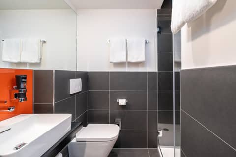 Campanile Vienna South — bathroom