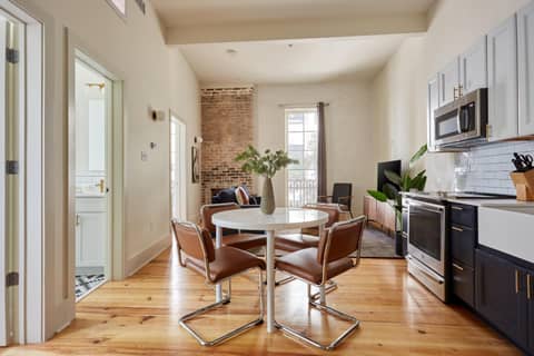 The Louie Hotel New Orleans, Belvilla District 6 Formerly Sonder — living area & kitchen