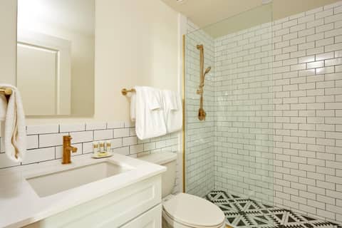 The Louie Hotel New Orleans, Belvilla District 6 Formerly Sonder — bathroom