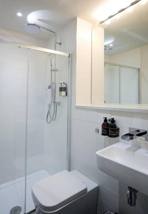 Boutique 50 — bathroom