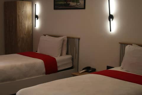 The Hotel Syracuse — hotel room