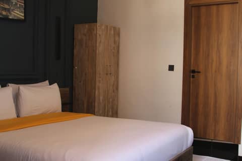 The Hotel Syracuse — hotel room
