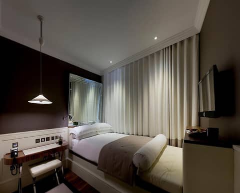 Kaya Great Northern Hotel, London — hotel room