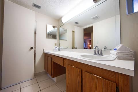 Best Western Naples Inn & Suites — bathroom
