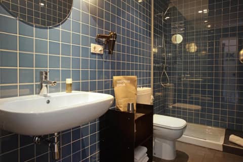 Sixties Ramblas — bathroom