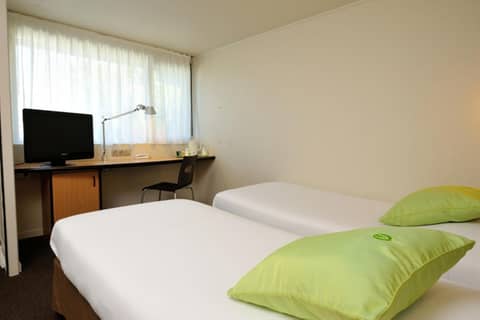 Campanile NATURE - Marseille Saint-Antoine — hotel room