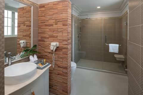 Kingston Suites Bangkok Sukhumvit 15 by Kingston Hotels — bathroom