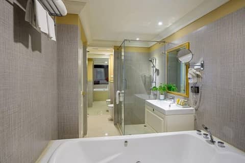 Kingston Suites Bangkok Sukhumvit 15 by Kingston Hotels — bathroom