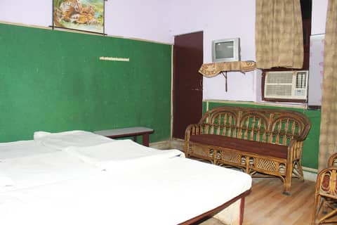 Hotel Raj Bed & Breakfast — hotel room