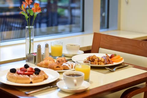 InterContinental Suites Hotel Cleveland by IHG — dining