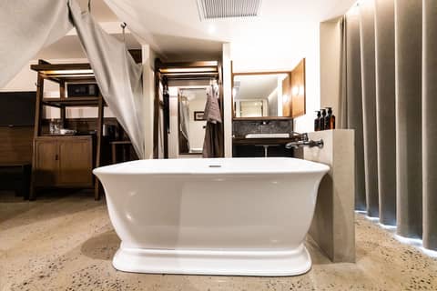 Payaa Hotel — bathroom