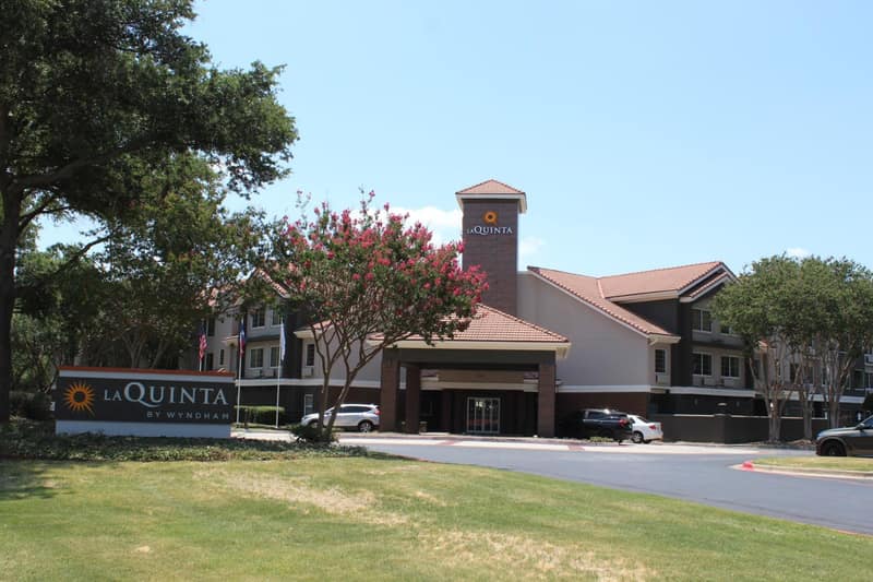 La Quinta by Wyndham Dallas - Addison Galleria — building