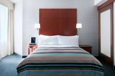 Central Loop Hotel — hotel room