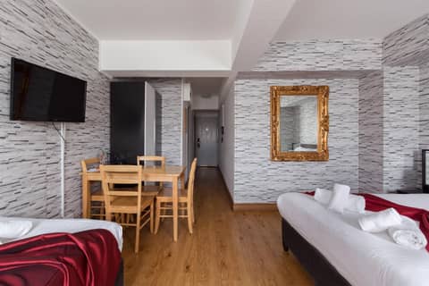 Central Hoxton Shoreditch — hotel room