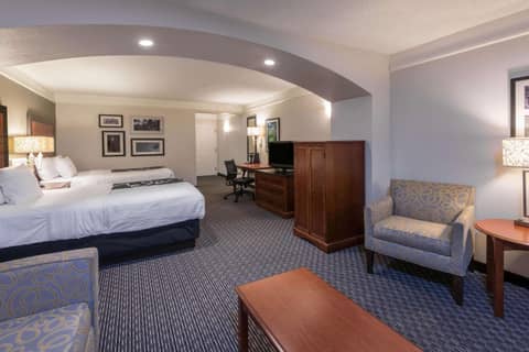 La Quinta Inn & Suites by Wyndham San Antonio Riverwalk — photo 3