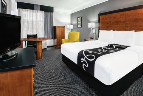 La Quinta Inn & Suites by Wyndham San Antonio Riverwalk — photo 4