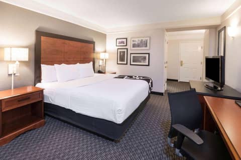 La Quinta Inn & Suites by Wyndham San Antonio Riverwalk — photo 5